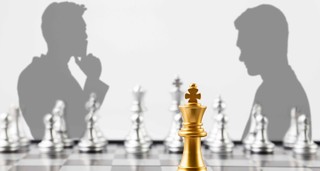 白色人物国际象棋卡通企业文化展板海报背景